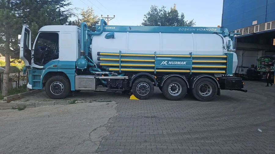Sultanbeyli'de en yakın vidanjör aracının çağrı üzerine sahaya doğru yol alırken fotoğrafı